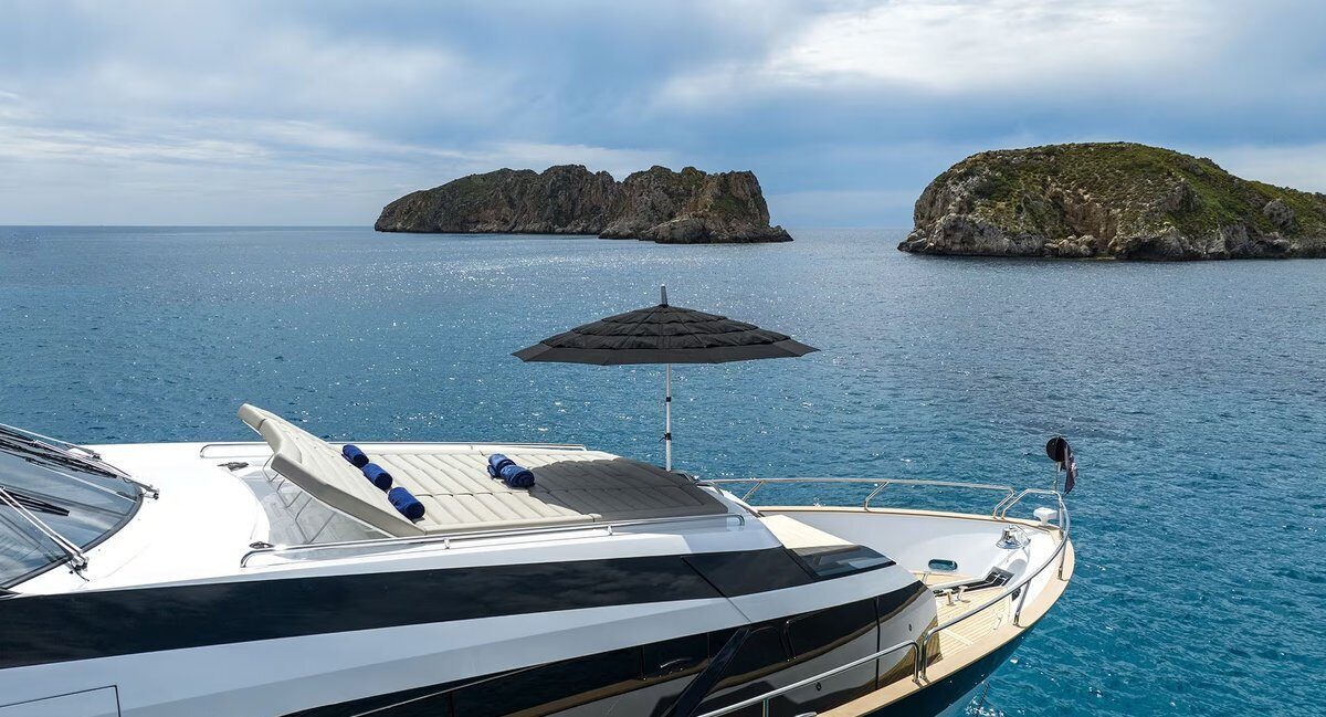 M/Y Lio Black Knight Sunseeker 95 Williams Sportjet 435 tender — yacht charter water toys