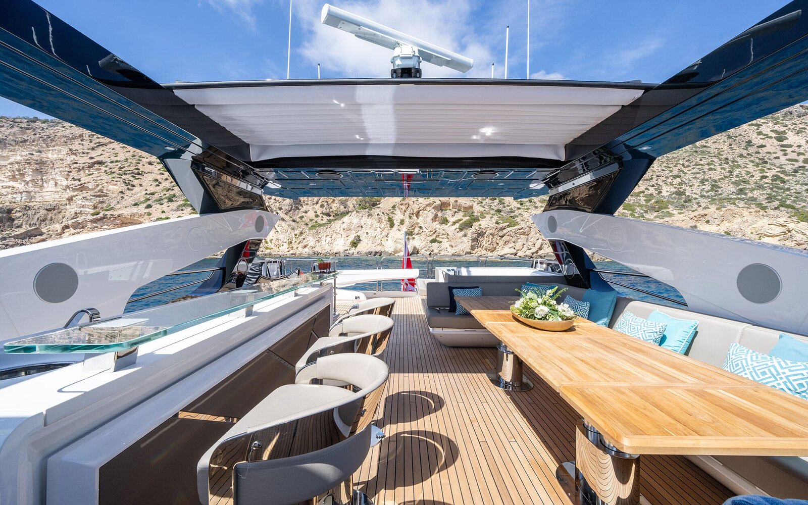 M/Y Lio Black Knight Sunseeker 95 - Flybridge Lounge - luxury yacht charter Palma de Mallorca