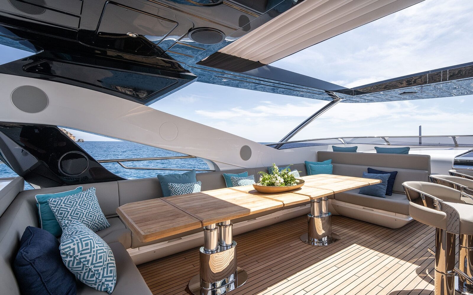 M/Y Lio Black Knight Sunseeker 95 - Flybridge Jacuzzi - luxury yacht charter Palma de Mallorca