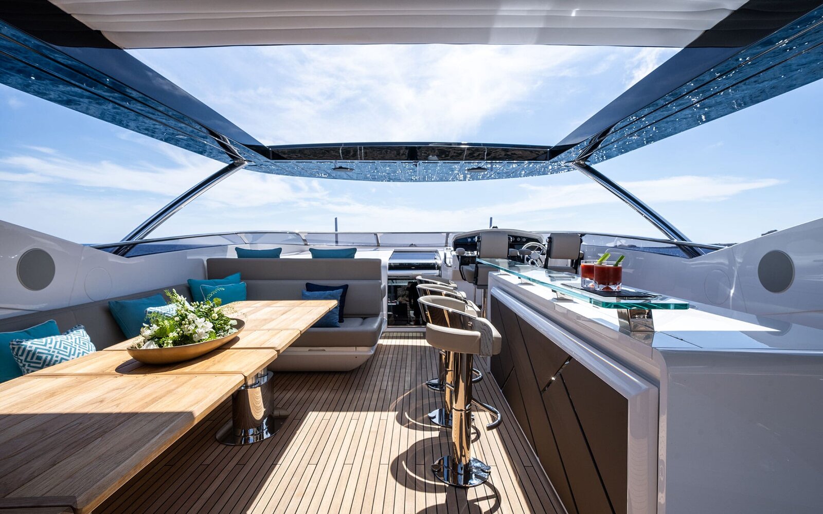 M/Y Lio Black Knight Sunseeker 95 - Flybridge Views - luxury yacht charter Palma de Mallorca