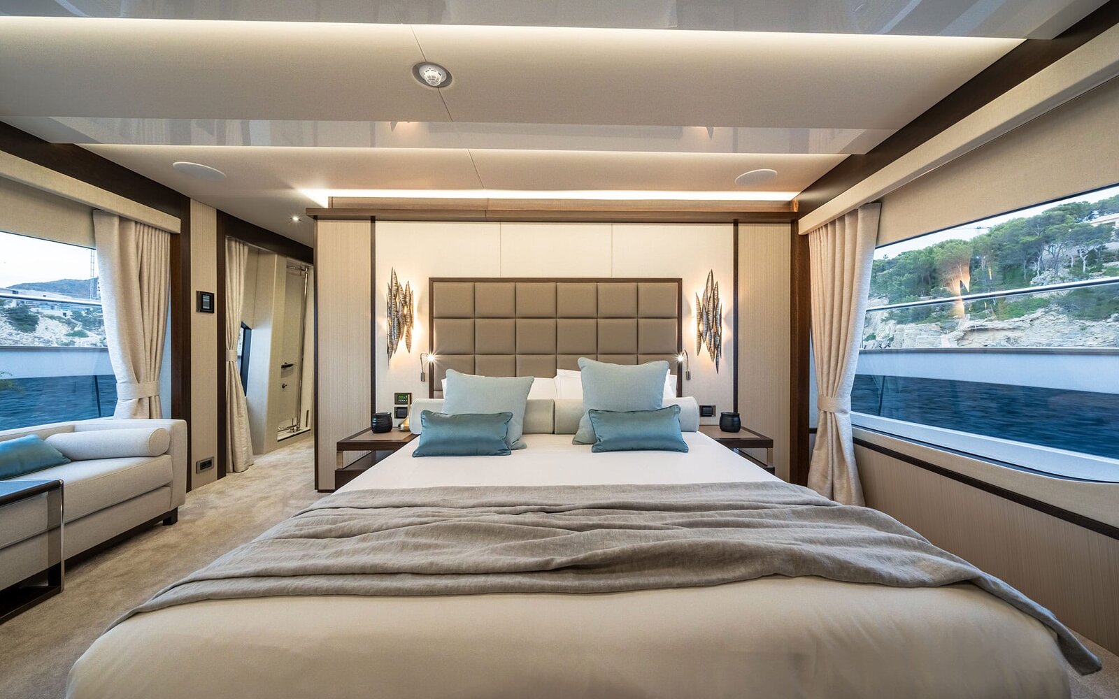 M/Y Lio Black Knight Sunseeker 95 - Salon Dining - luxury yacht charter Palma de Mallorca
