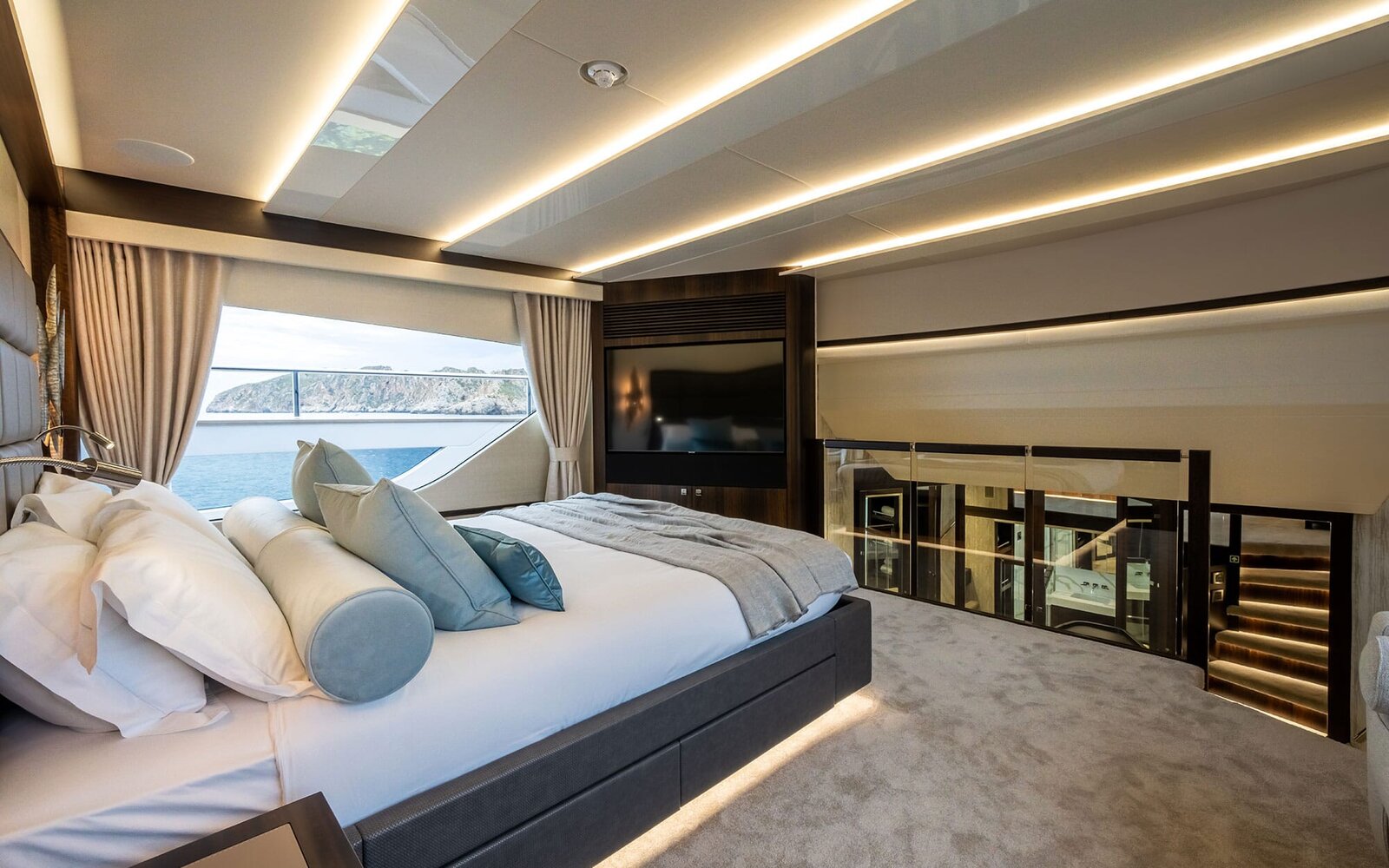 M/Y Lio Black Knight Sunseeker 95 - Master Stateroom - luxury yacht charter Palma de Mallorca