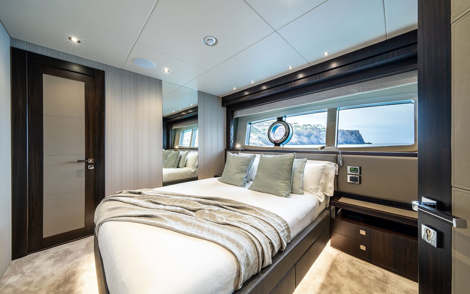 M/Y Lio Black Knight Sunseeker 95 - Guest Cabin - luxury yacht charter Palma de Mallorca
