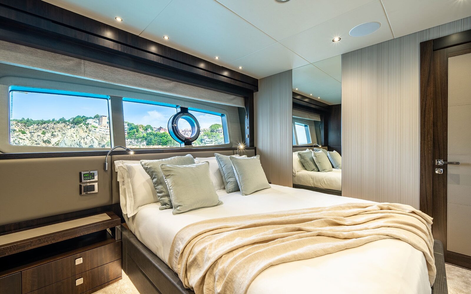 M/Y Lio Black Knight Sunseeker 95 - Double Cabin - luxury yacht charter Palma de Mallorca
