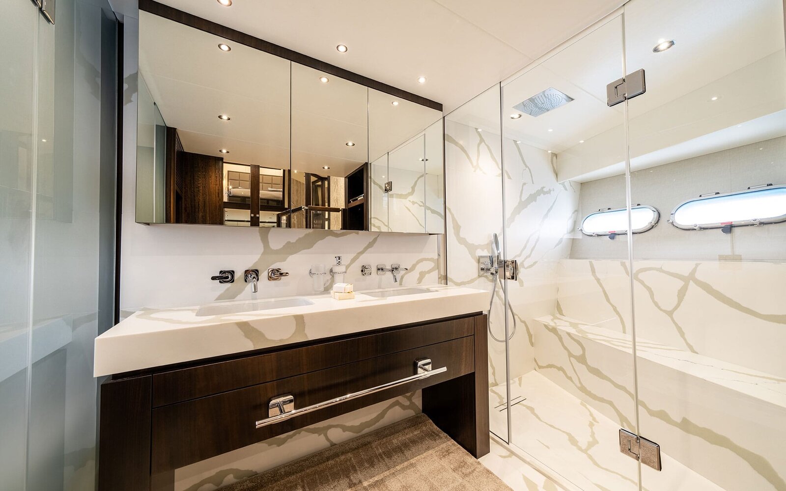 M/Y Lio Black Knight Sunseeker 95 - En-Suite Bathroom - luxury yacht charter Palma de Mallorca