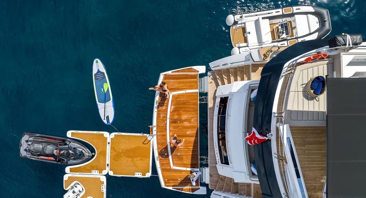 M/Y Lio Black Knight Sunseeker 95 stern with swim platform — luxury yacht charter Mallorca