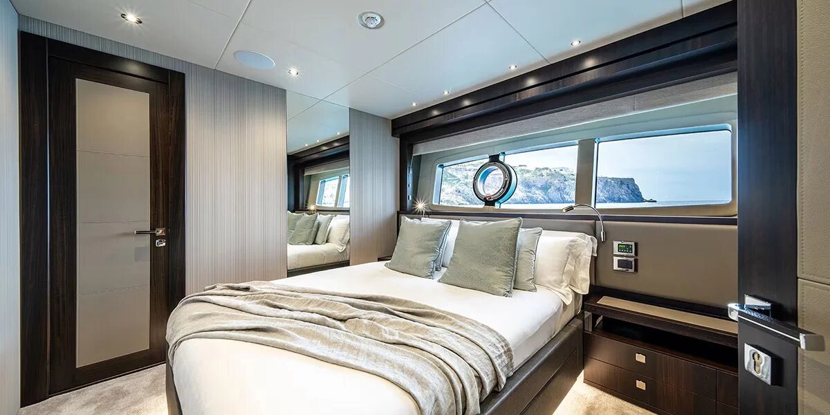 M/Y Lio Black Knight Sunseeker 95 VIP double cabin — luxury yacht accommodation